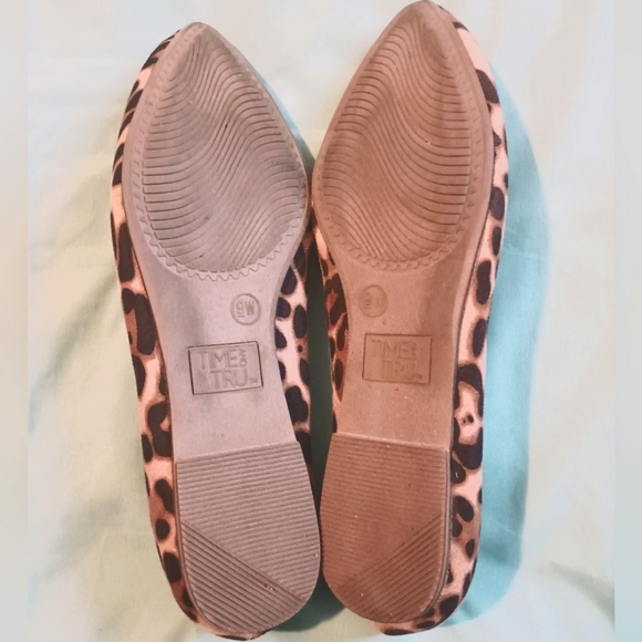 🤎 EUC Time and Tru Womens Tan Brown Camel Color Cheetah Print Flats Slide On 9 - Picture 3 of 3